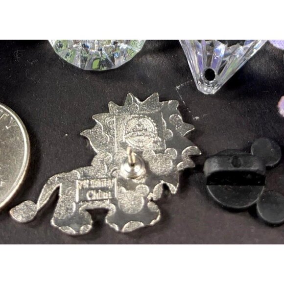 Disney Lion King Trading Pin Baby Simba Cub Leaf Crown Lapel Pin Badge Brooch - Picture 4 of 6